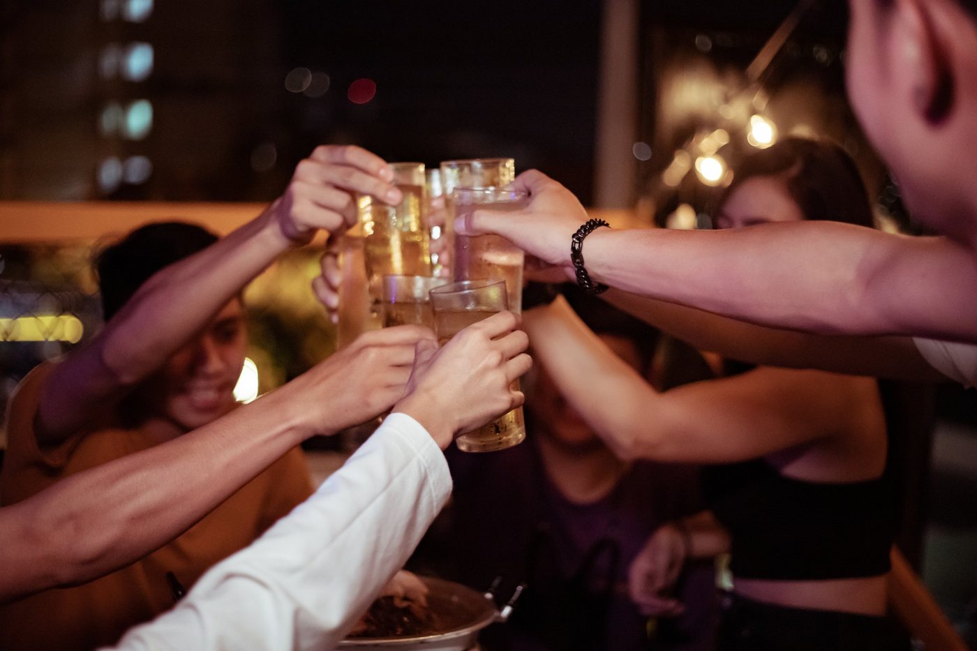 Gruppe stößt abends gemeinsam an